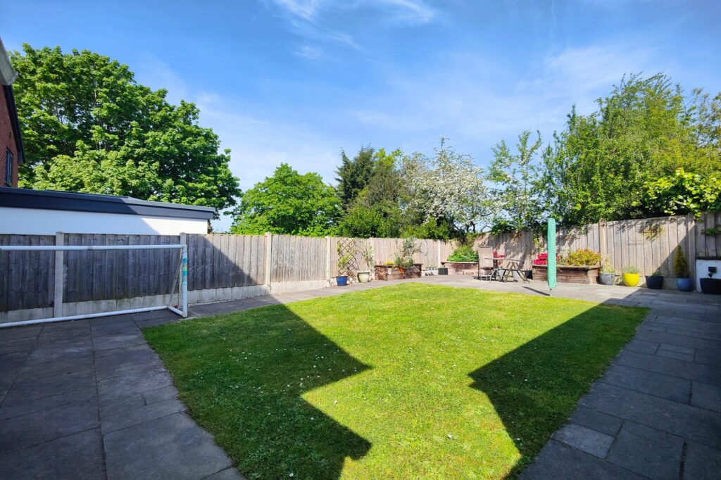 Bay Horse Drive, Lancaster, LA1